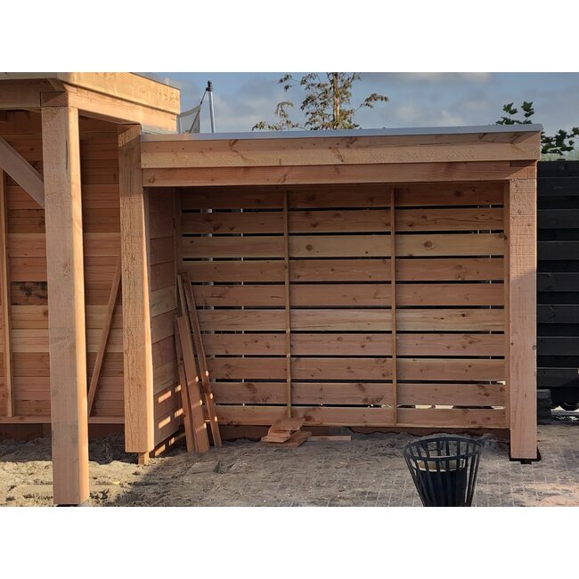 Douglas schuur met overkapping Hattem