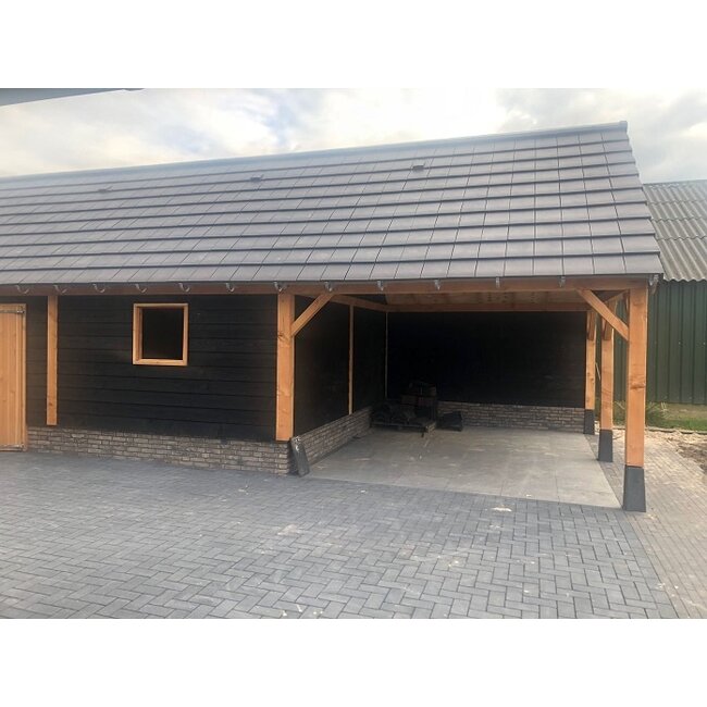 Puntdak schuur met overkapping op maat Wapenveld