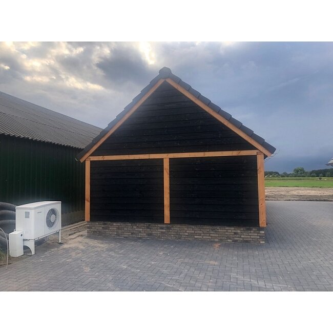 Puntdak schuur met overkapping op maat Wapenveld