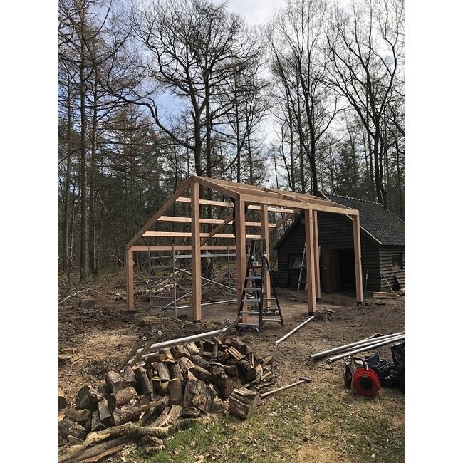 Douglas maatwerk kapschuur met eindstaanders Nieuw Heeten