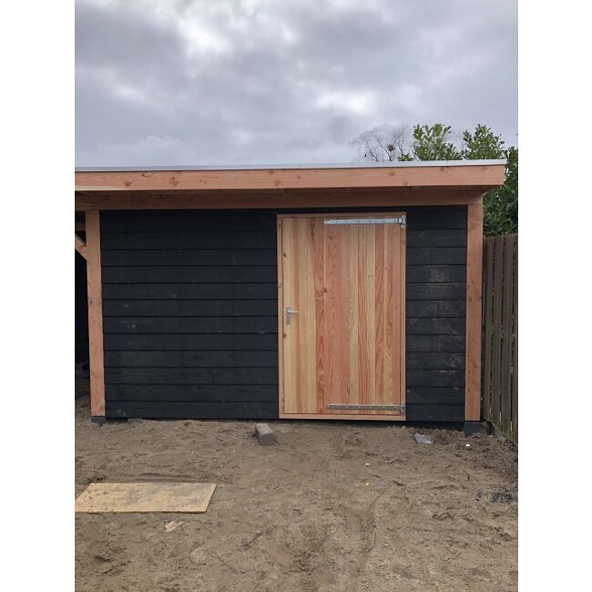 Platdak schuur met overkapping van douglas hout Wapenveld