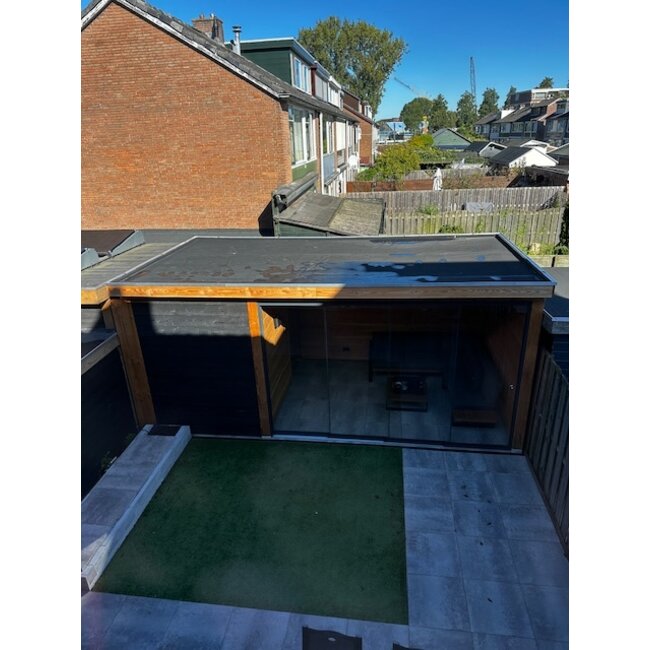 Douglas schuur met overkapping en glazen schuifwand Zwijndrecht