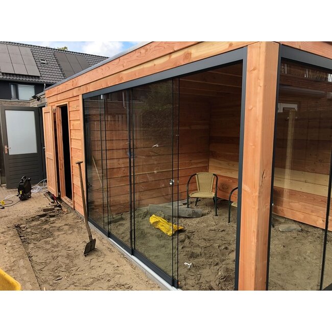 Douglas maatwerk schuur met overkapping en glazen wand Zwolle