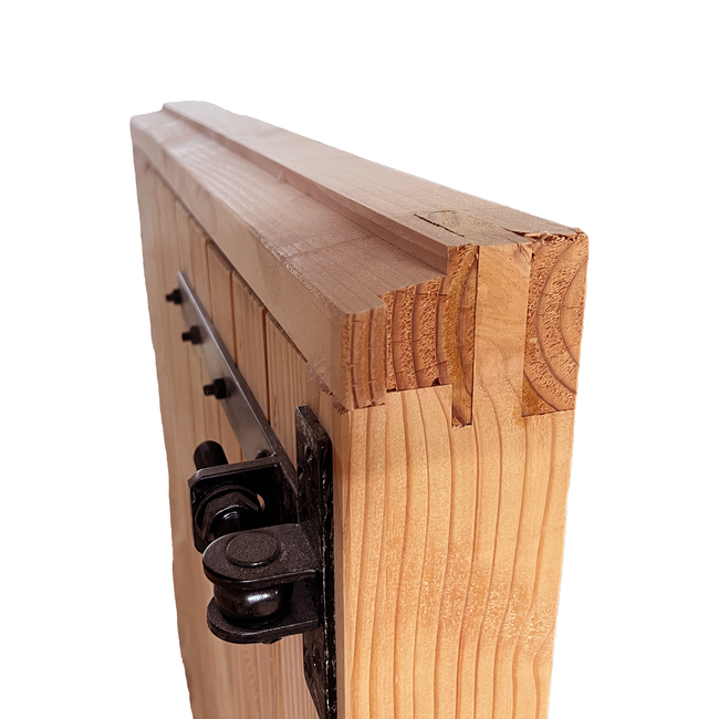 Dichte deur met douglas kozijn en Zwart Hang -en Sluitwerk | Schuurdeur met kozijn