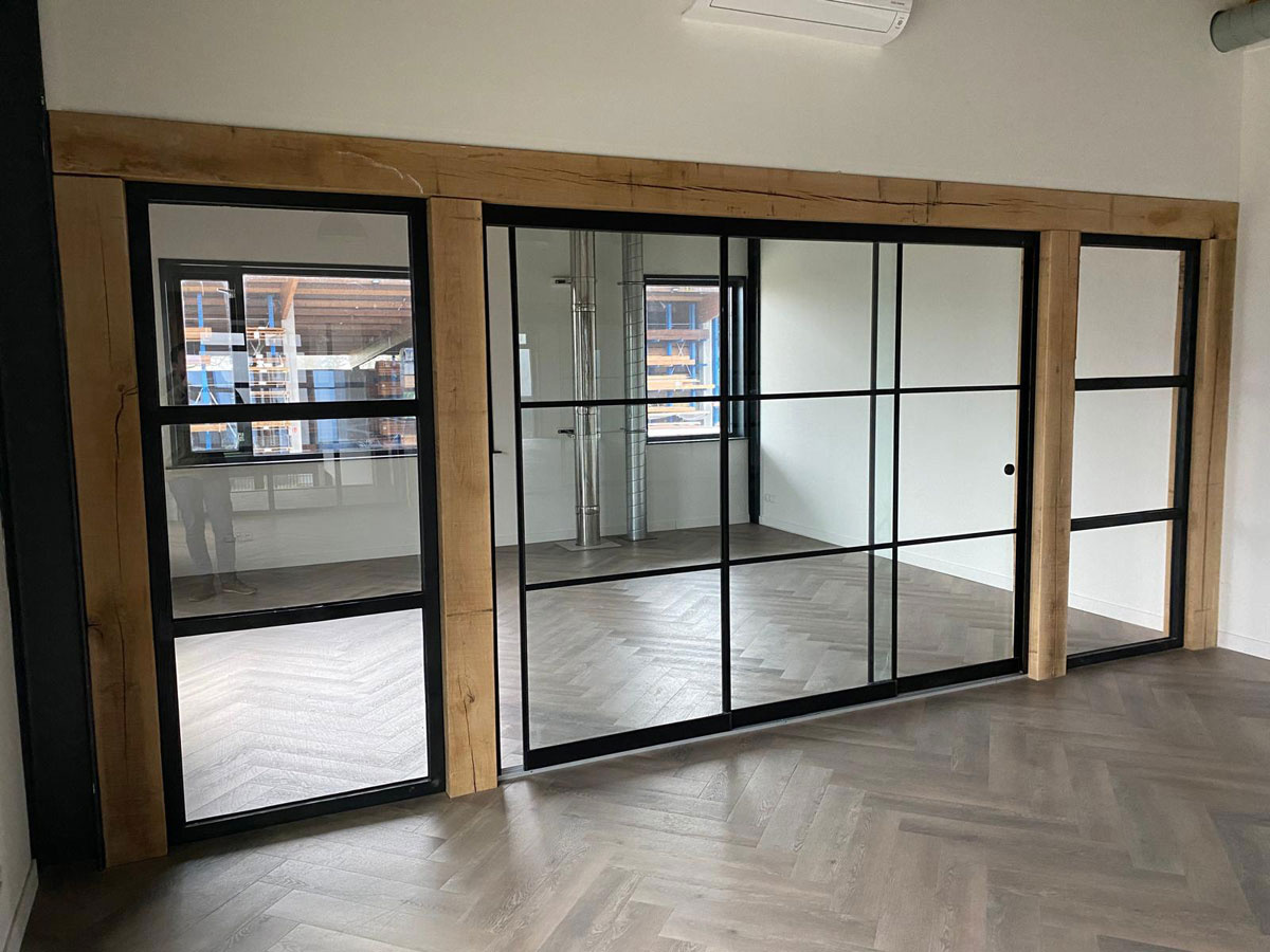 Alles over het binnen toepassen van vers gezaagde eiken balken in een woning of kantoor