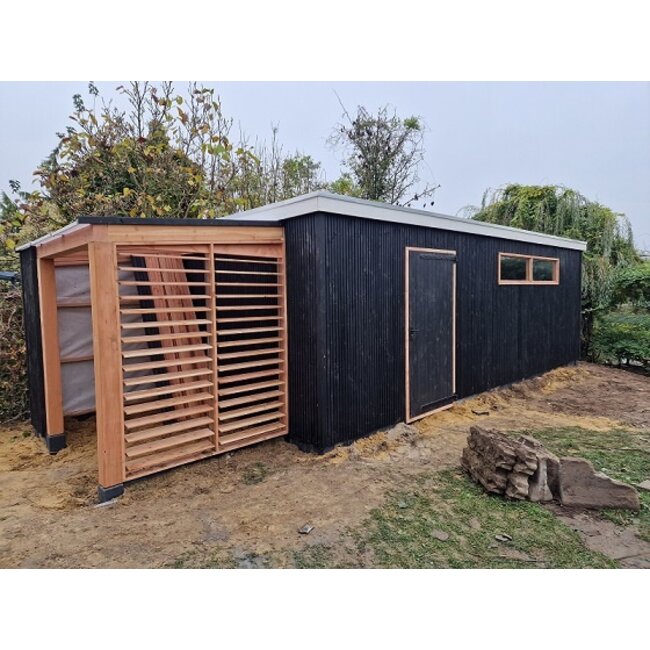 Zwarte douglas schuur met plat dak Roermond