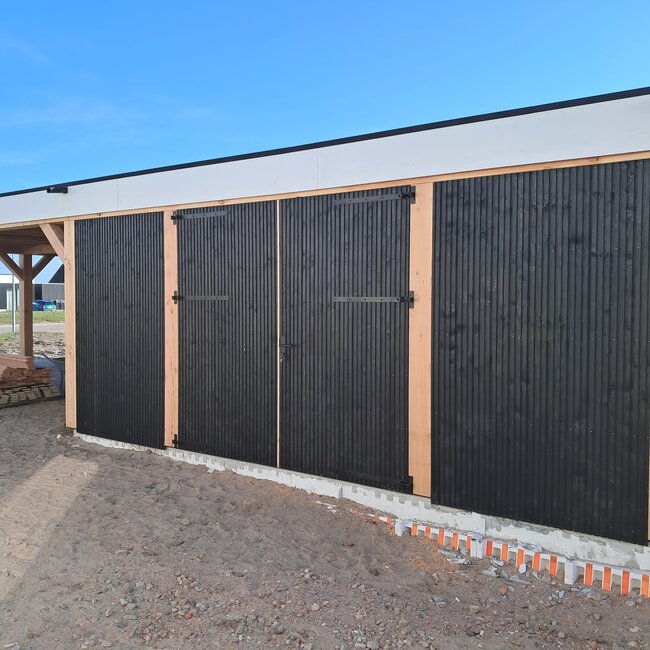 Maatwerk douglas schuur en overkapping met plat dak Blauwestad