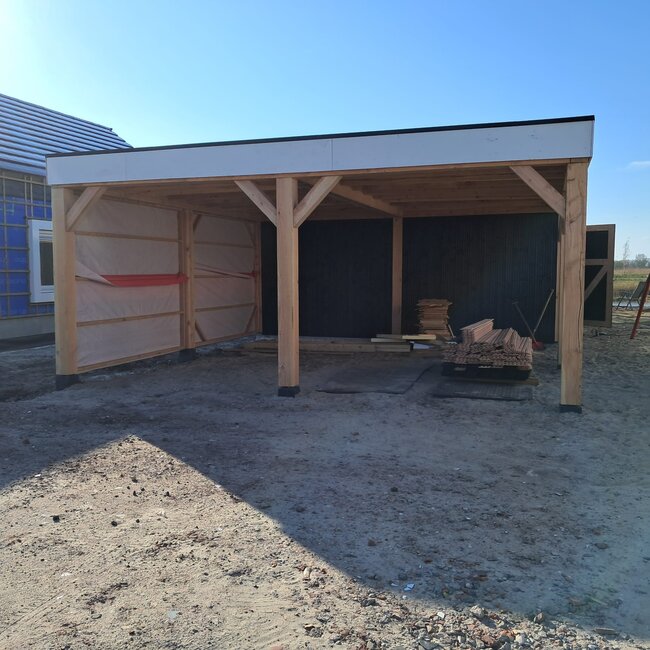 Maatwerk douglas schuur en overkapping met plat dak Blauwestad
