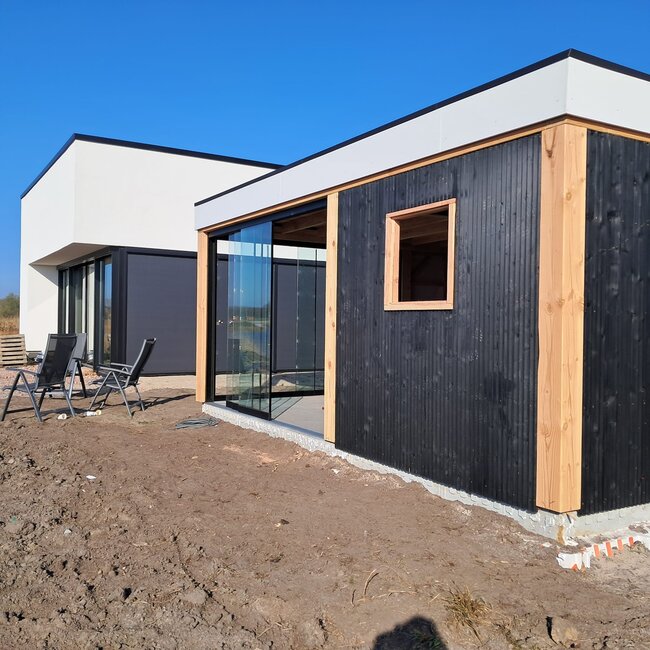 Maatwerk douglas schuur en overkapping met plat dak Blauwestad