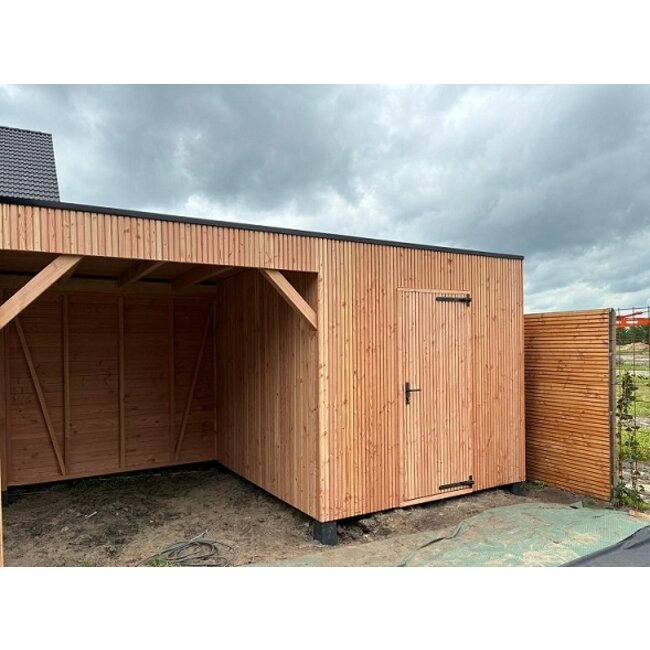 Douglas plat dak schuur met overkapping Heerenveen