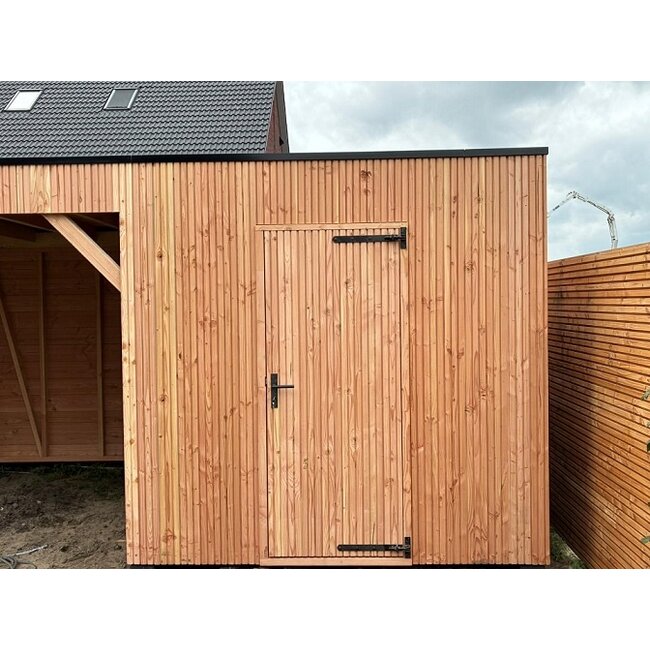 Douglas plat dak schuur met overkapping Heerenveen