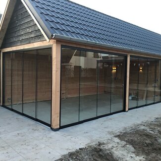 Van Gelder Hout Puntdak schuur met glazen schuifpui Wierden
