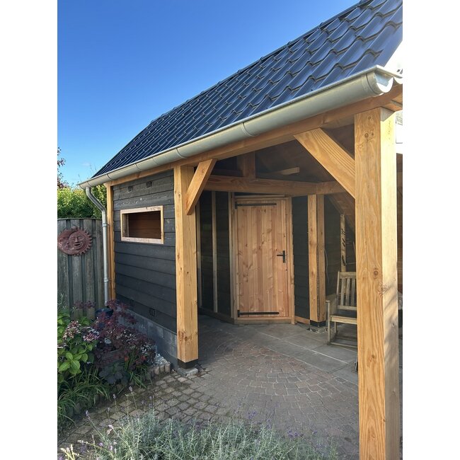 Dichte deur met douglas kozijn en Zwart Hang -en Sluitwerk | Schuurdeur met kozijn