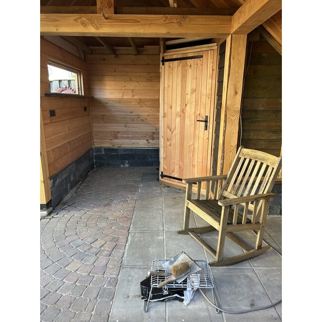 Dichte deur met douglas kozijn en Zwart Hang -en Sluitwerk | Schuurdeur met kozijn