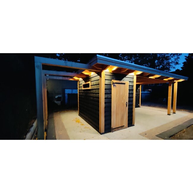 Dichte deur met douglas kozijn en Zwart Hang -en Sluitwerk | Schuurdeur met kozijn