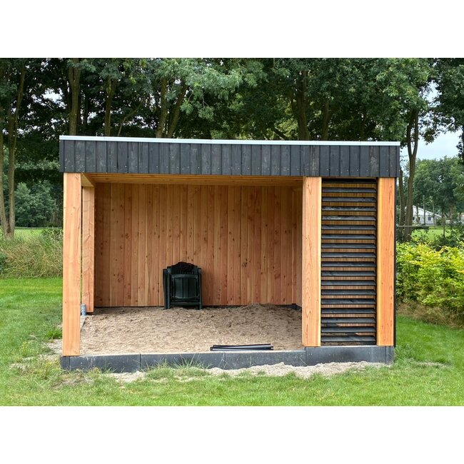 Schuur met overkapping, plat dak Zalk