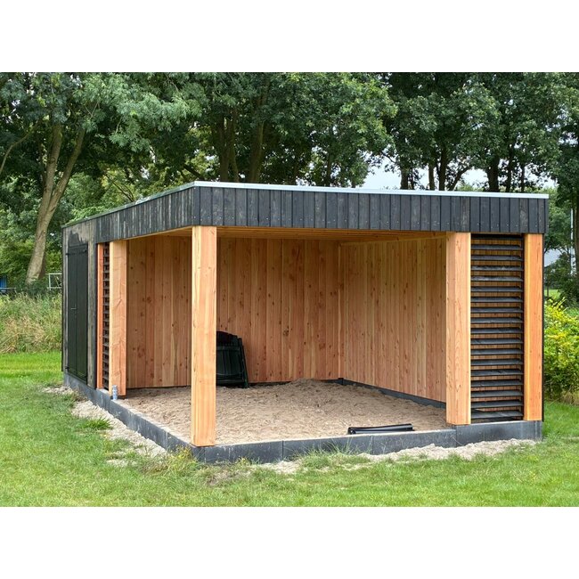 Schuur met overkapping, plat dak Zalk