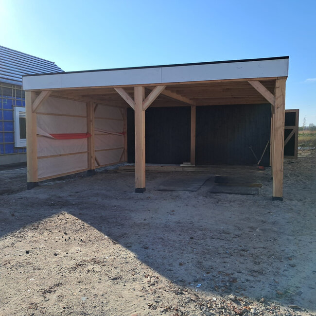 Douglas schuur met overkapping en carport Wedde