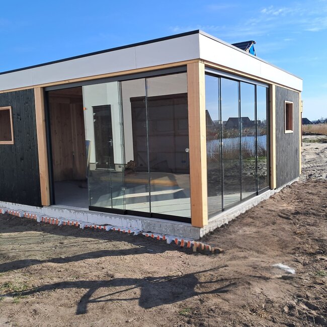 Douglas schuur met overkapping en carport Wedde