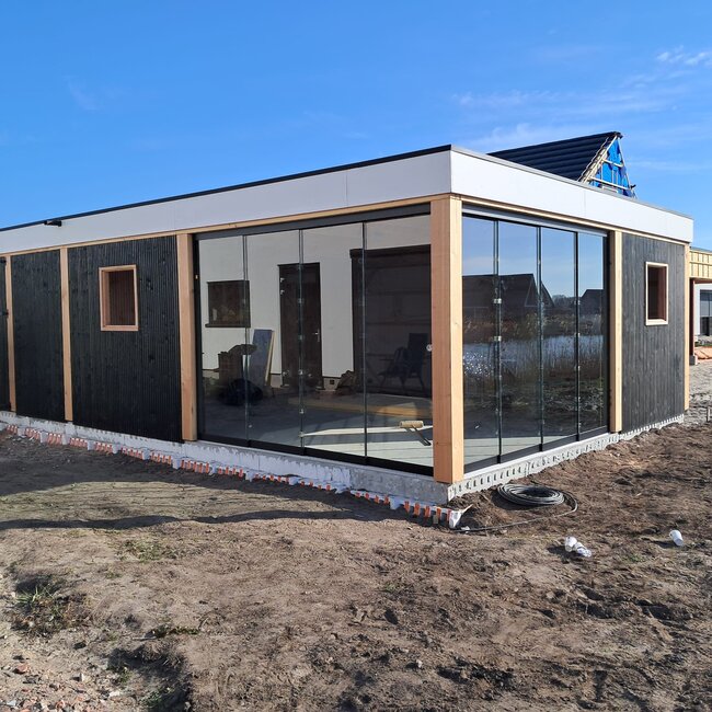 Douglas schuur met overkapping en carport Wedde