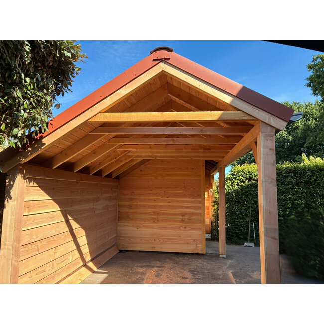 Puntdak schuur met overkapping op maat Kamperveen