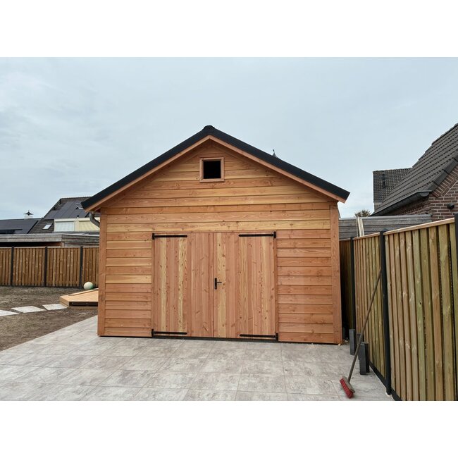 Douglas schuur met puntdak Genemuiden