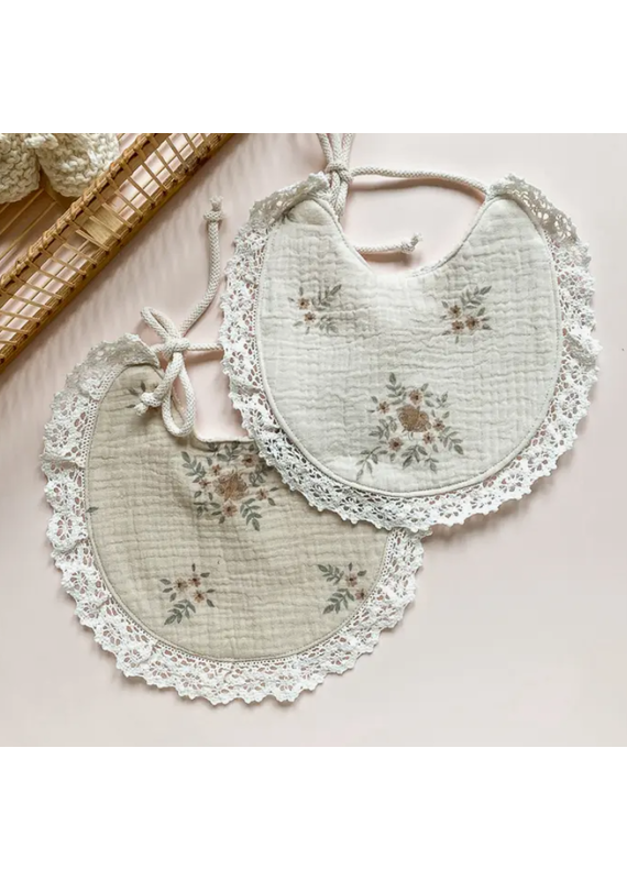 Petite Evelina Apparel Baby bib- delicate vintage-cream