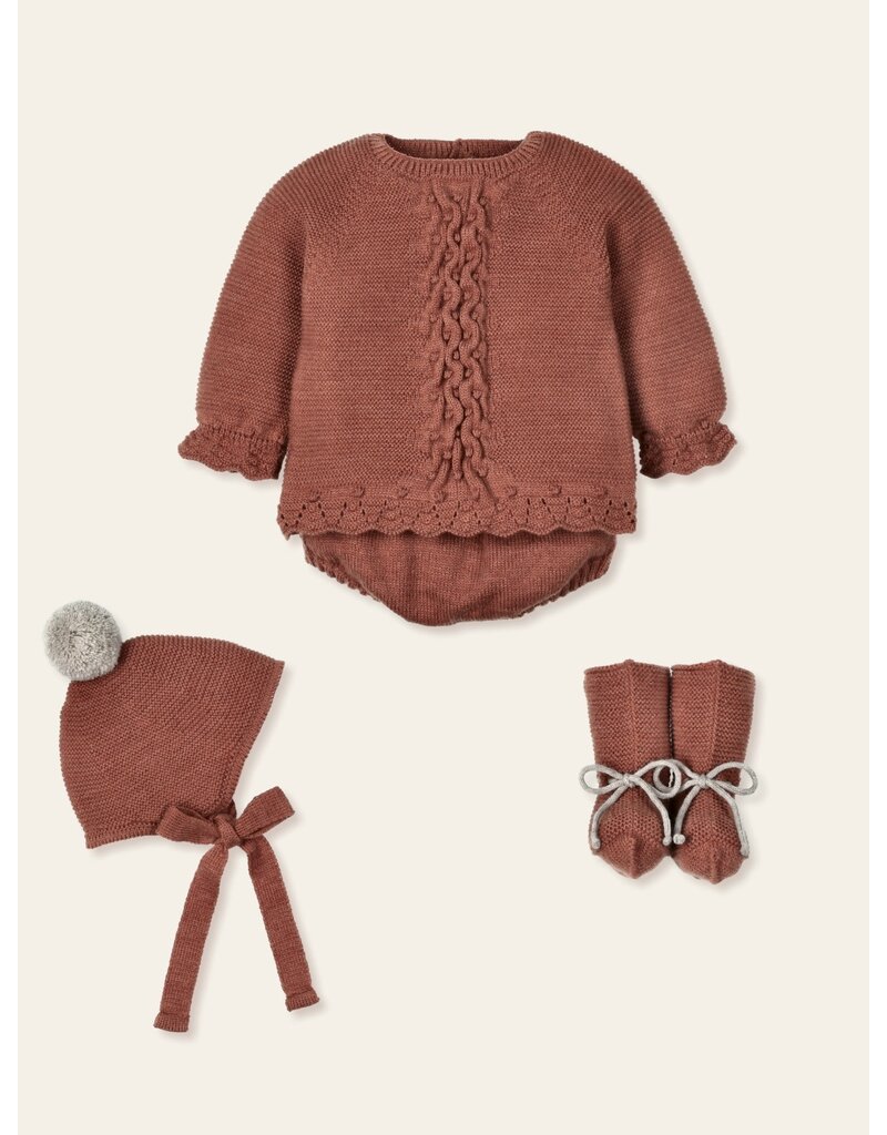 knitted newborn set met kap en sokjes - roestkleur
