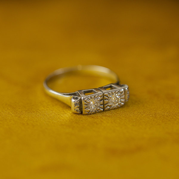 White gold ring with diamond 14 krt