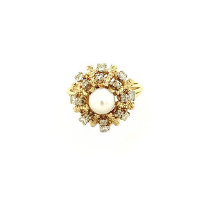 Gold entourage ring with pearl and diamond 14 krt