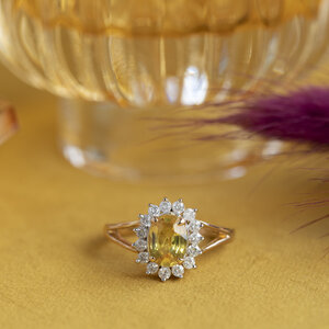 Gold ring with yellow sapphire and diamond 18 crt