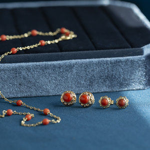 Gold ear studs with red coral 14 krt