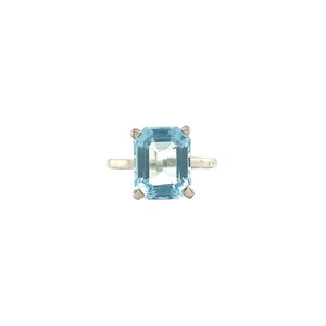 White gold ring with aquamarine 18 crt