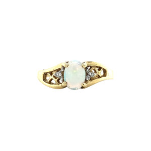 Ring met opaal en diamant 9 krt
