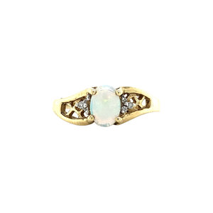 Ring with opal and diamond 9 crt