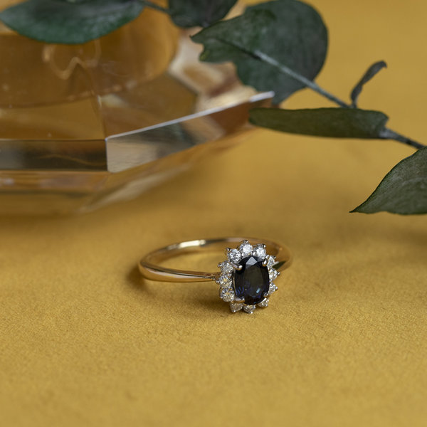 Geelgouden ring Diamant Saffier entourage ring - Edelsmederij wim van Geel