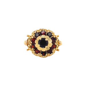 Gold entourage ring with garnet 18 crt