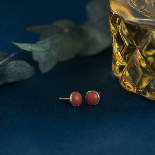 vintage Gouden oorstekers met bloedkoraal 14 krt