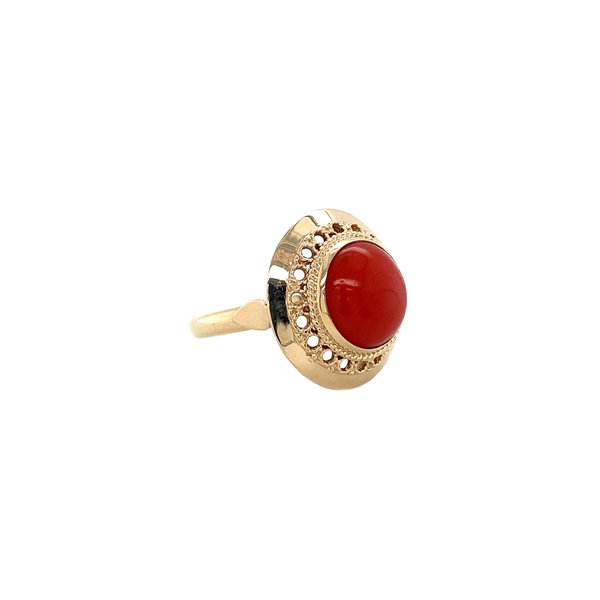 vintage Gold ring with red coral 14 krt