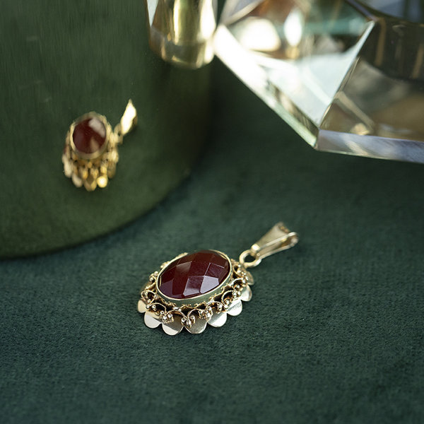 vintage Gold pendant with carnelian 14 krt
