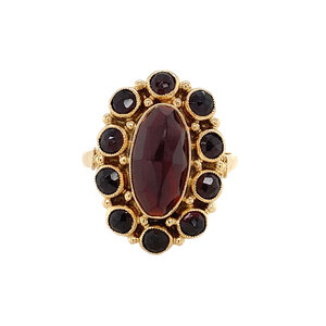 Gold entourage ring with garnet 14 krt