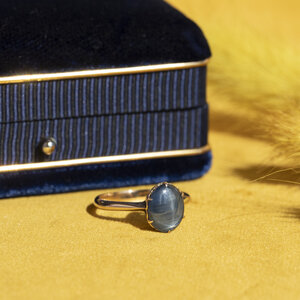 Gold ring with star sapphire 14 krt