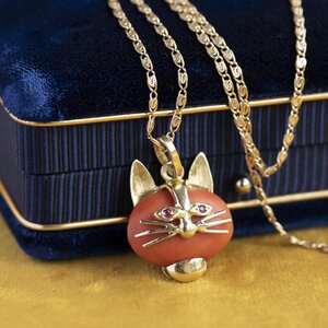 Gold cat pendant with blood coral and ruby 14 krt