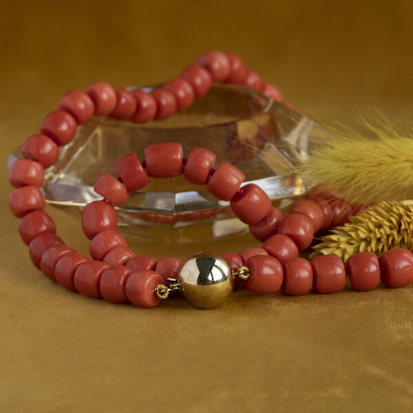 vintage Blood coral necklace with gold ball clasp 52 cm 14 krt