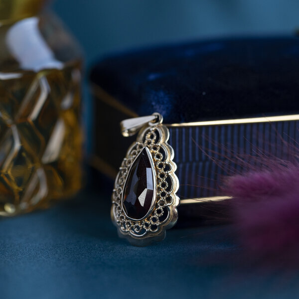 vintage Gold pendant with garnet 14 krt