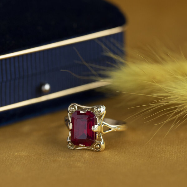 vintage Gold ring with ruby 14 krt
