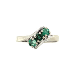 White gold strike ring with emerald 14 krt