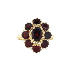 Gold entourage ring with garnet 14 krt