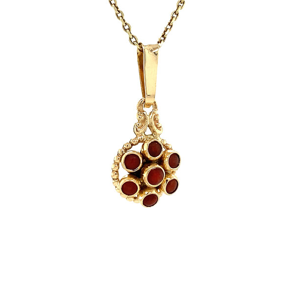 vintage Gouden entourage hanger met bloedkoraal 14 krt