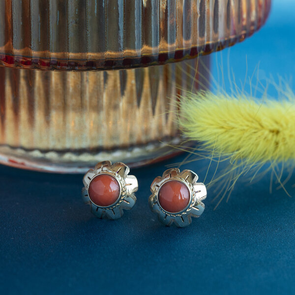 vintage Gouden oorstekers met bloedkoraal 14 krt